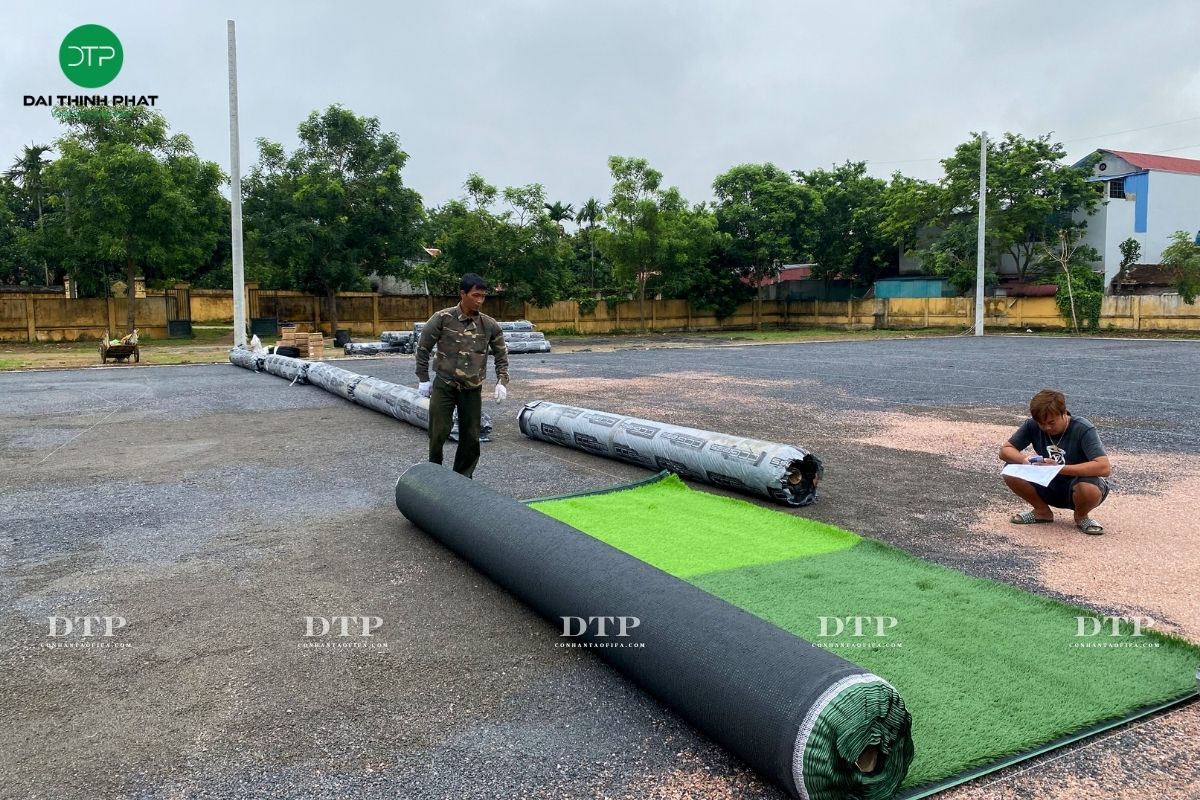 Thông số cỏ nhân tạo ảnh hưởng đến báo giá thi công sân cỏ