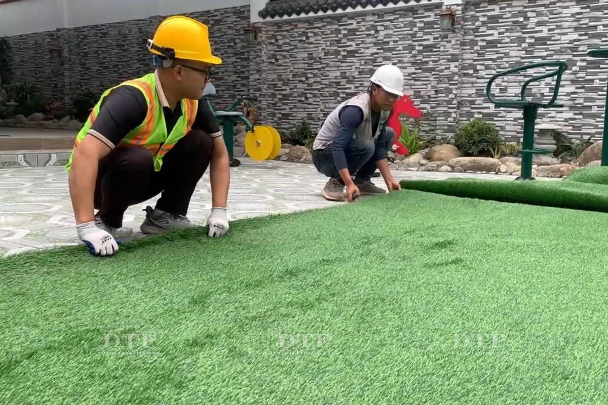 Trải phẳng và căn chỉnh thảm cỏ
