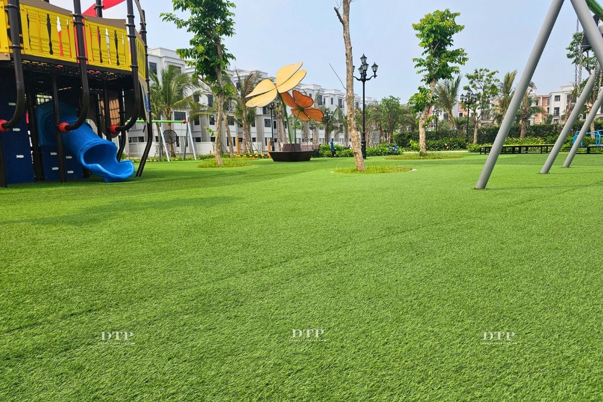 Thảm cỏ nhân tạo làm sân chơi