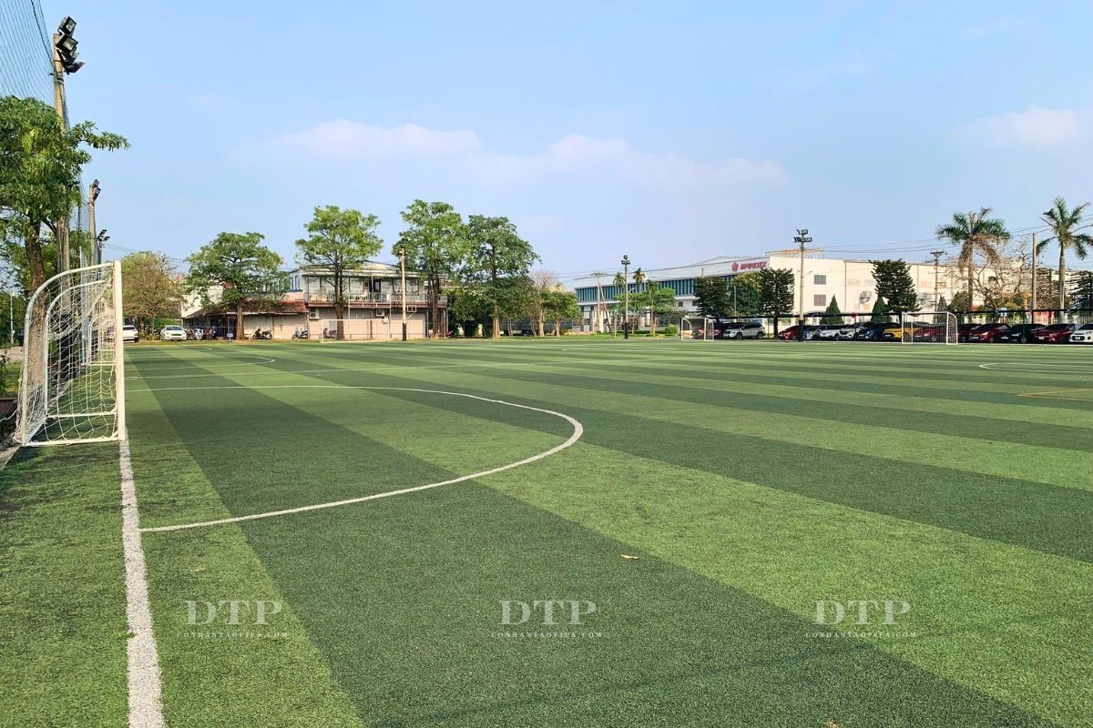 Mặt sân trước khi thay mới