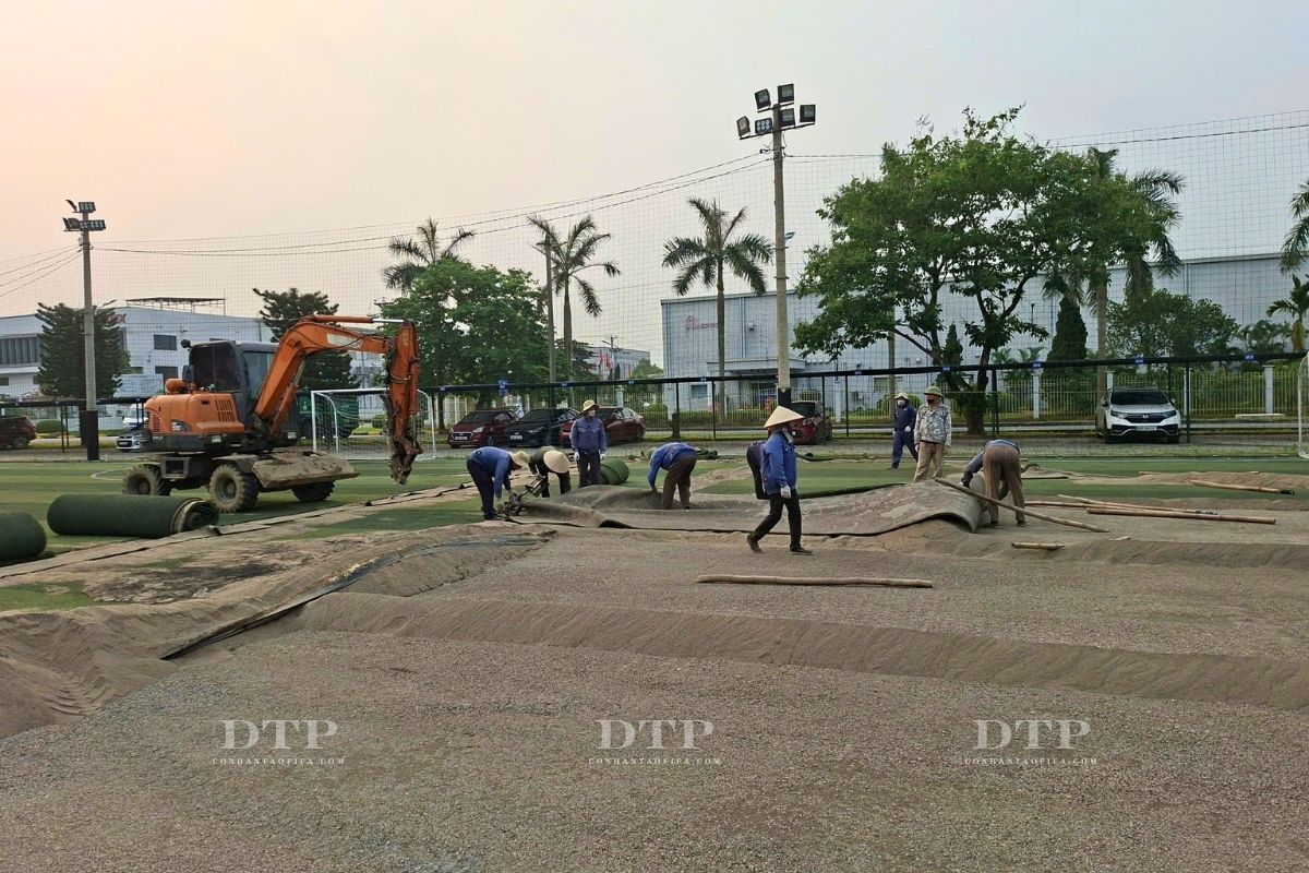 Sân bóng kcn Nội Bài bóc cỏ